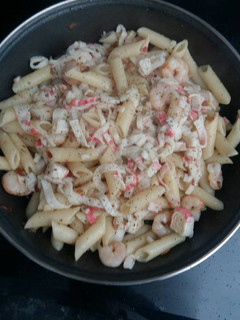 Una foto de Macarrones con Gambas y Palitos de Mar