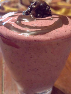 Una foto de Helado proteico de frutos del bosque sin gluten