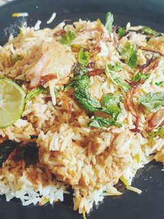 बटर चिकन बिर्याणी (butter chicken biryani recipe in marathi) रेसिपी चे मुख्य फोटो 