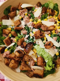 Φωτογραφία της συνταγής Caesar’s salad με καπνιστό τόνο