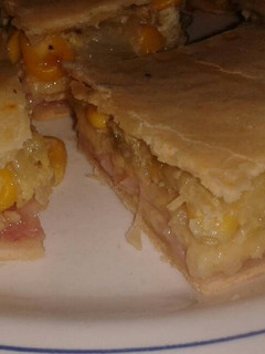 Una foto de Pastel de fiambre y choclo