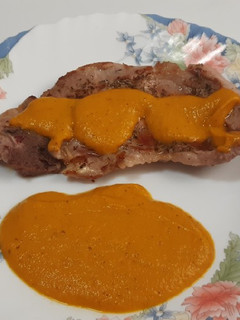 Una foto de Chuletas de aguja de cerdo a la plancha con salsa de zanahoria