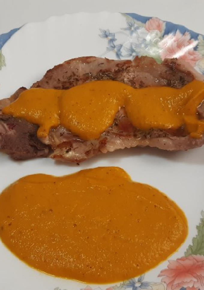 Una foto de Chuletas de aguja de cerdo a la plancha con salsa de zanahoria