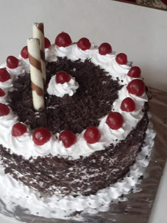 ब्लैक फॉरेस्ट केक (Black forest cake recipe in hindi) रेसिपी मुख्य फोटो