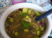 Una foto de pozole verde de pollo