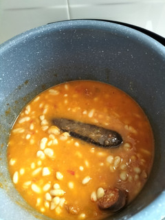 Una foto de Alubias blancas con morcilla en olla GM H