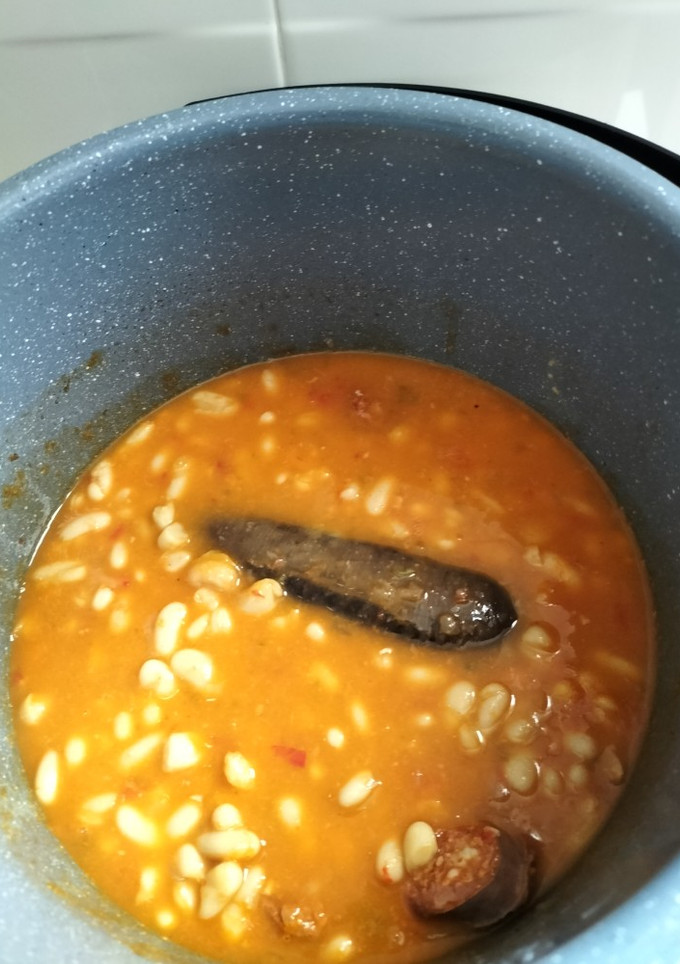 Una foto de Alubias blancas con morcilla en olla GM H