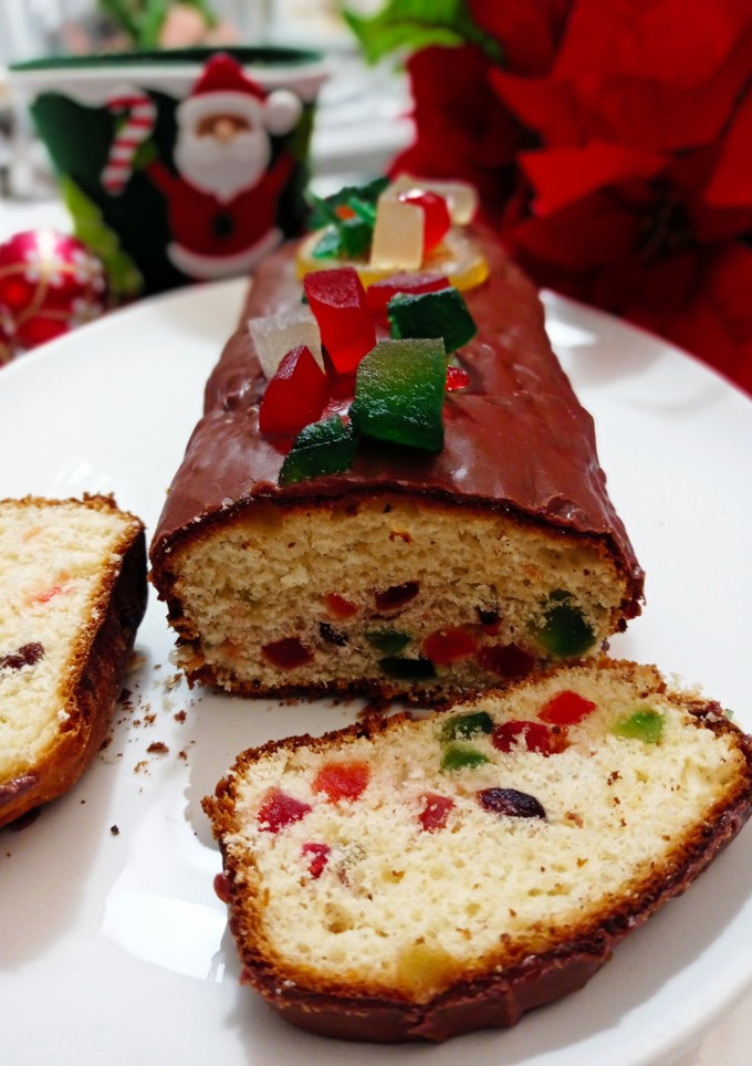 Una foto de Pan dulce navideño con glaseado de chocolate