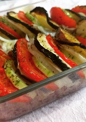 Une photo de Tian de légumes sur lit de riz