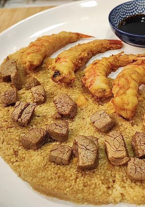 Una foto de Gamba roja con harina de garbanzo y cous cous de mango con dados de solomillo de ternera lechal