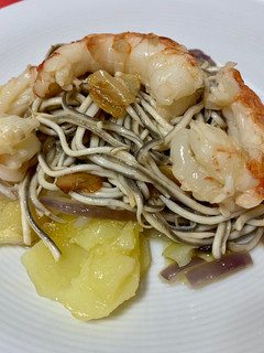 Una foto de Gulas con patatas y gambones