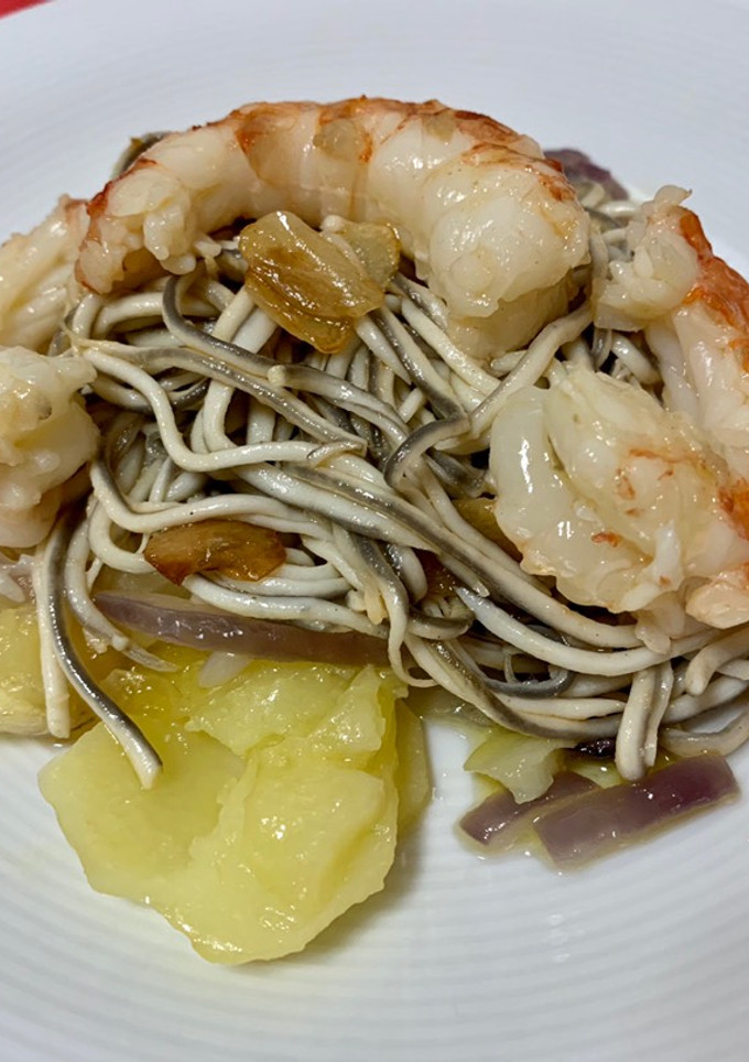 Una foto de Gulas con patatas y gambones