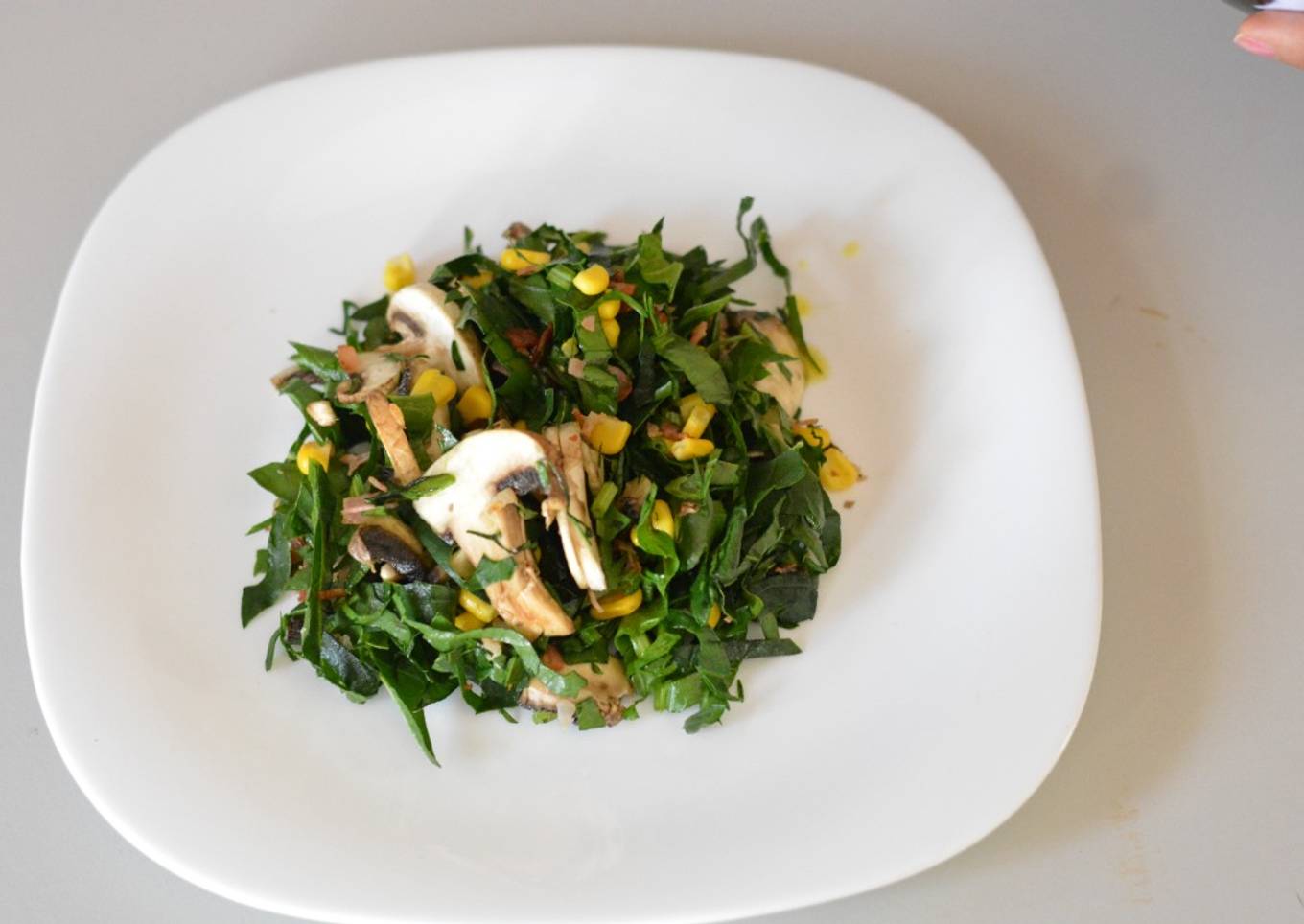 Ensalada de espinacas con tocino. (para gustos ligeros)