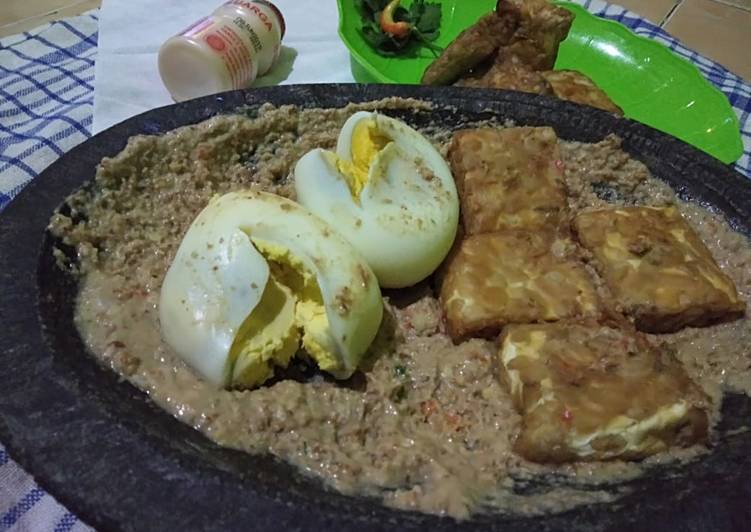Cara meracik Telur dan tempe penyet sambel kacang yang simpel
