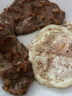 Una foto de Chuletas de aguja con huevos fritos al micro