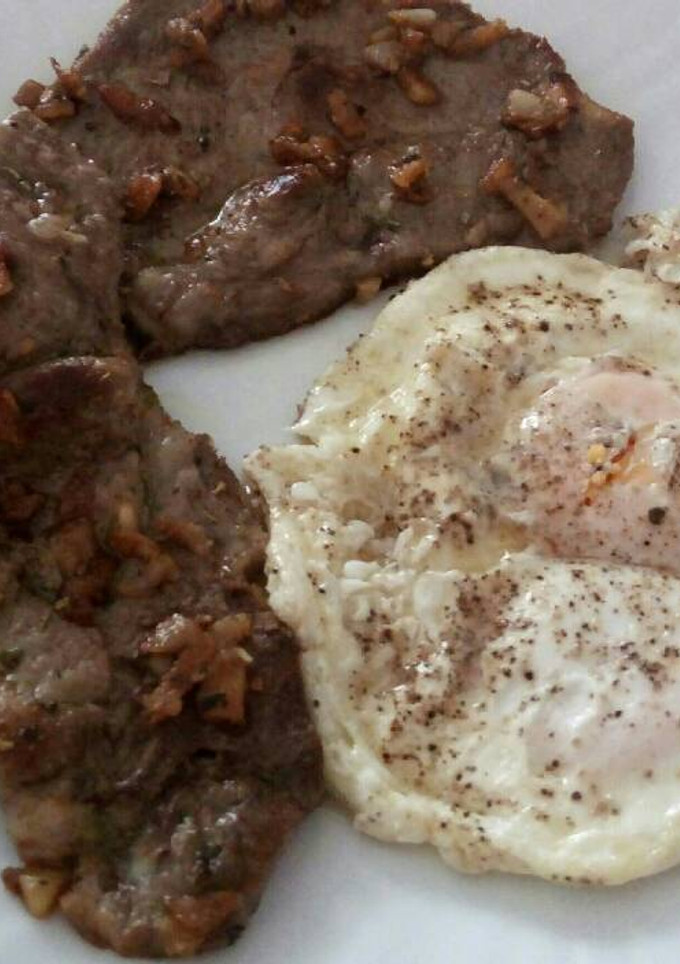 Una foto de Chuletas de aguja con huevos fritos al micro