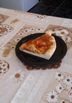 Gombás, kolbászos pizza recept fotója