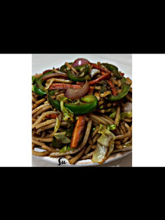 વેજ. હક્કા નુડલ્સ (Veg Hakka Noodles Recipe in Gujarati) રેસીપી મુખ્ય ફોટો