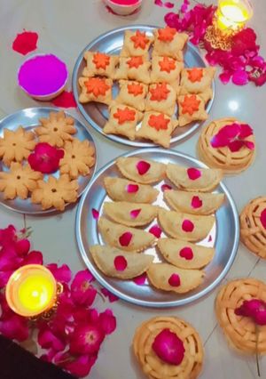 सिंपल मावा गुजिया और फूल मावा गुजिया (simple mawa gujiya aur phool mawa gujiya recipe in Hindi) रेसिपी मुख्य फोटो