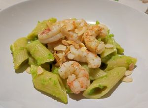 Foto di Pennoni alla crema di asparagi, mazzancolle al brandy e mandorle