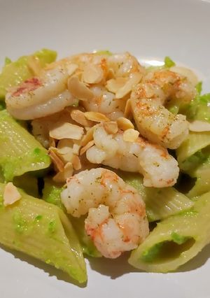 Foto di Pennoni alla crema di asparagi, mazzancolle al brandy e mandorle