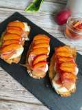 Bruschetta de mozzarella con jamón y albaricoques