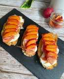 Bruschetta de mozzarella con jamón y albaricoques