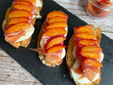 Bruschetta de mozzarella con jamón y albaricoques