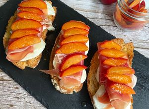 Foto principal de Bruschetta de mozzarella con jamón y albaricoques