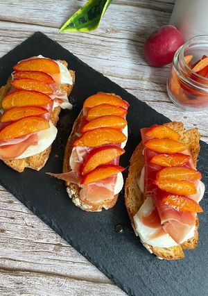 Una foto de Bruschetta de mozzarella con jamón y albaricoques