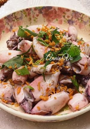 Hình của món Mực hấp hành tây rau răm.