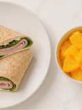 Wrap integral de jamón, queso untable y espinaca