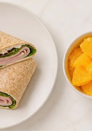 Una foto de Wrap integral de jamón, queso untable y espinaca