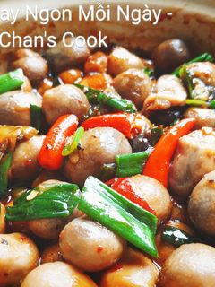 Hình của món Nấm rơm kho tộ chay.
