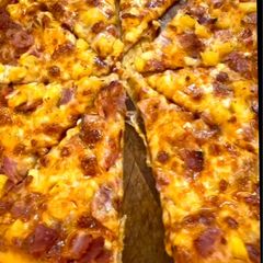 A picture of Cast Iron Hawaiian Pizza 15”.