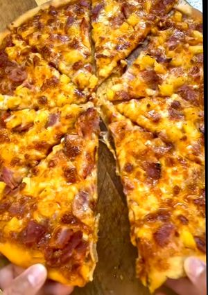 A picture of Cast Iron Hawaiian Pizza 15”.