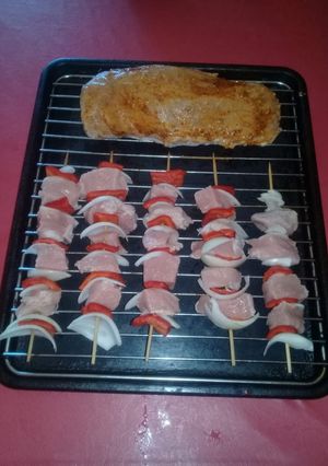 Una foto de Brochettas de carre de cerdo y carre de cerdo al horno