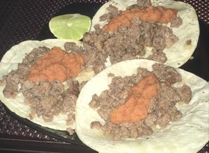 Una foto de Tacos de carne molida con salsa de tomate