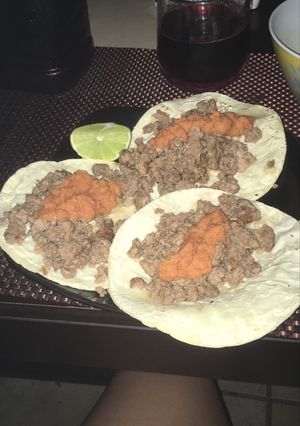 Una foto de Tacos de carne molida con salsa de tomate