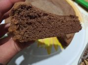 Una foto de bizcochuelo de chocolate con claras de huevo