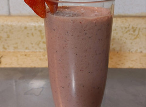 Una foto de Smoothie de fresa con cocoa y chía