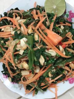 Hình của món Nộm rau muống cà rốt.