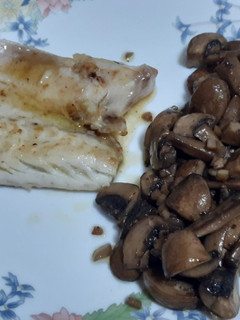 Una foto de Dorada al limón con portobellos al ajillo