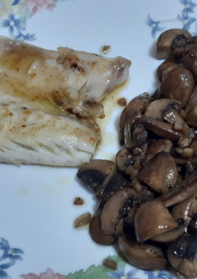 Una foto de Dorada al limón con portobellos al ajillo
