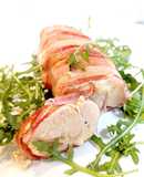 Pechuga de pollo rellena de jamón y queso envuelta con bacon ahumado