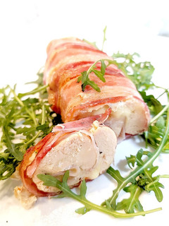 Una foto de Pechuga de pollo rellena de jamón y queso envuelta con bacon ahumado