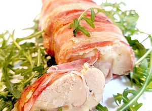 Foto principal de Pechuga de pollo rellena de jamón y queso envuelta con bacon ahumado