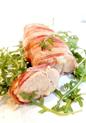 Foto principal de Pechuga de pollo rellena de jamón y queso envuelta con bacon ahumado