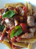 Penne rigate con tonno fresco, melanzane, pomodorini e menta