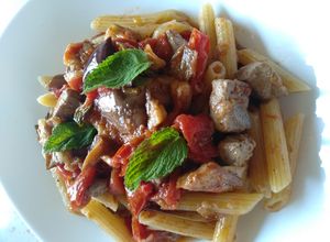 Foto di Penne rigate con tonno fresco, melanzane, pomodorini e menta